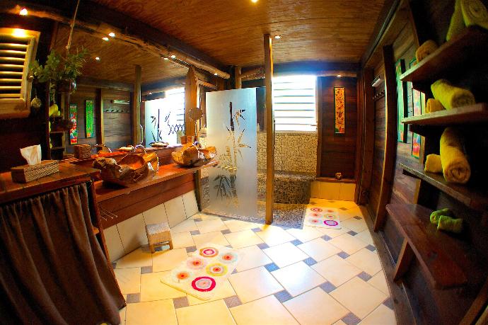 Salle de bain exotique, adaptée PMR