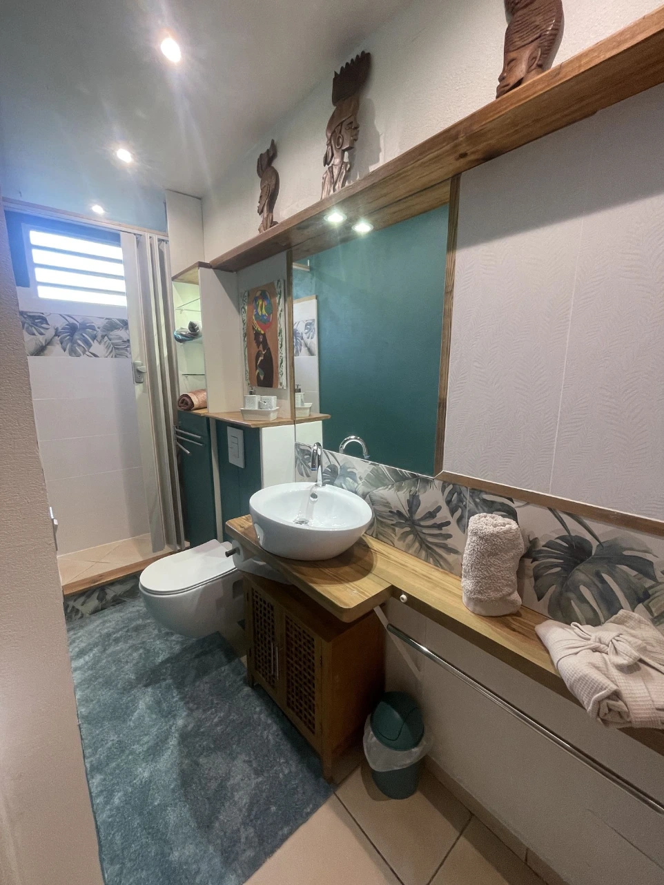 Salle de bain de l'appartement à l'étage